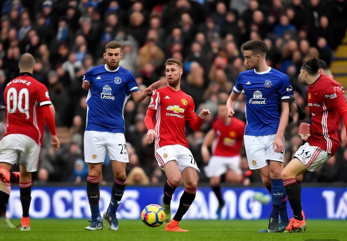 曼联球迷痛心剖析：曼联表现低迷困境原因全解析，失利背后球队士气堪忧